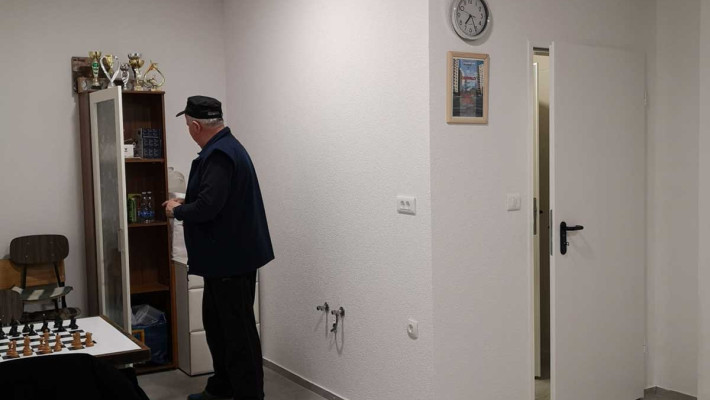Šahisti v preurejenih prostorih