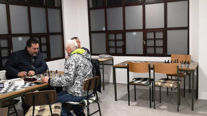 Šahisti v preurejenih prostorih