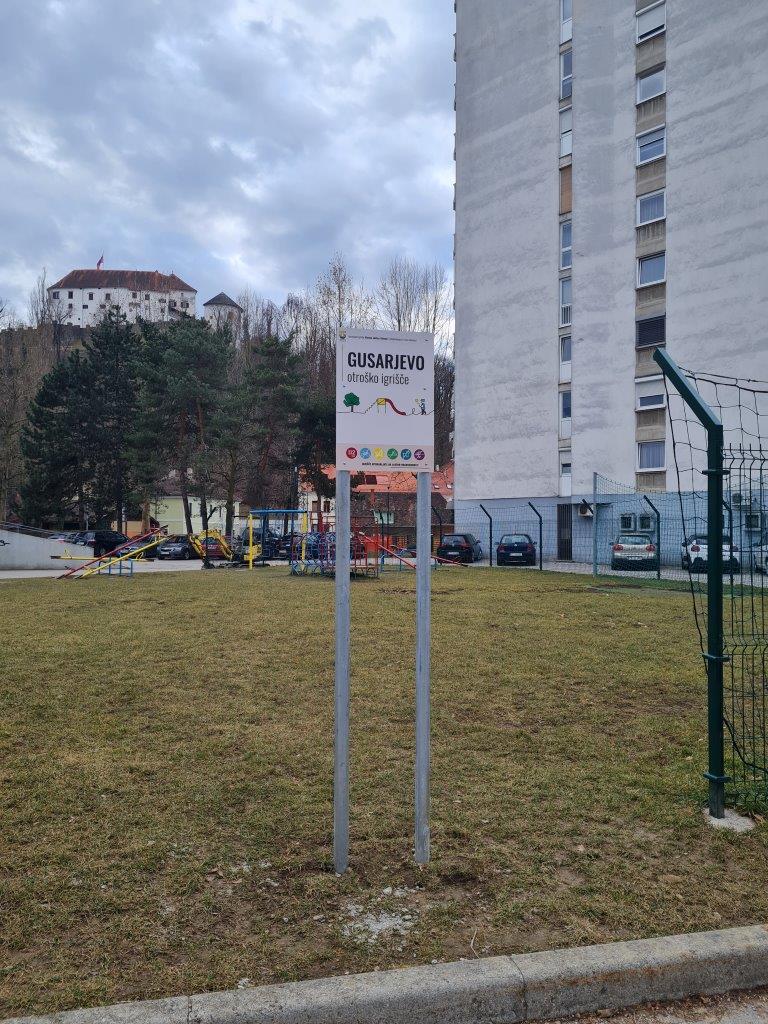 Otroška igrišča smo poimenovali in opremili z novimi označevalnimi tablami